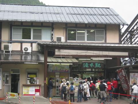 ケーブルカー乗り場
乗り込みたい気持ちを抑えて
先を行く