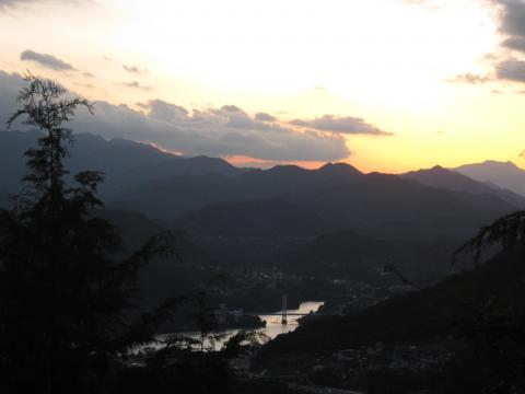 夕映えの相模湖方面