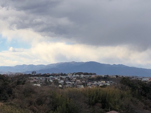 丹沢方面　風が強く雪雲が流れ込んでいる