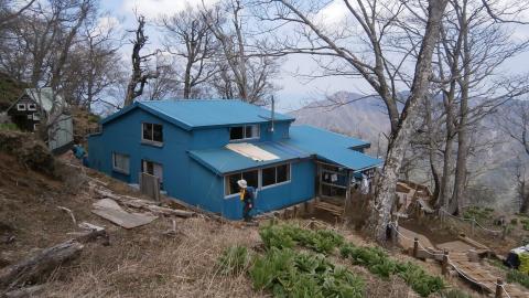 山頂直下の青ヶ岳山荘