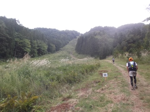 剣ヶ峰から標高差１０００m急降下し　宝台樹スキー場　そこからゲレンデの急勾配を登り返す　途中１００の表示　１００キロ地点ではなく　あと１００キロ・・