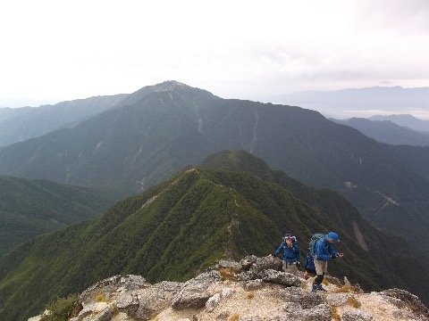 山頂まであとわずか　バックは仙丈ヶ岳