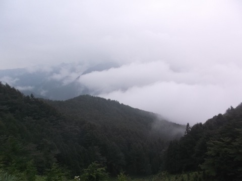 ２日目　７時４０分　これから向かう雨乞山方面を対面の鉱石山からのぞむが、今にも降り出しそうな雲行き・・しかし結局、ゴールまでは降らなかった。雨男パワーは何処へ？