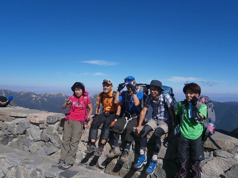 穂高岳山荘前のテラスで
午後になってもガスがかかることなく今日は終日快晴～