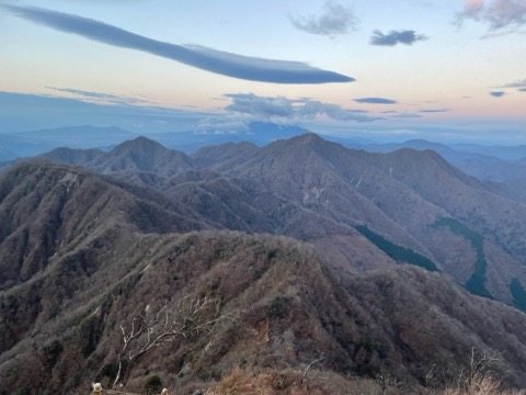 翌朝　蛭ヶ岳山頂直下より　風が強く特徴的な雲が次々と現れる