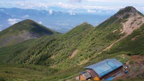 権現小屋と昨年たどった編笠山からギボシにかけての稜線