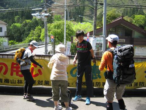 出発前　御嶽駅前　ビリさんザックがでかい　何が入っているんだろうか？