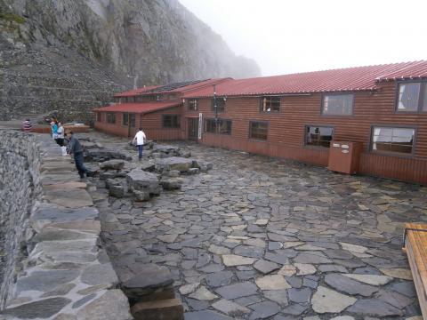 １４時３０分　標高３０００mの穂高山荘に到着　時折雨が　ここに泊まりたい衝動に駆られるがあと２時間頑張って北穂高へ