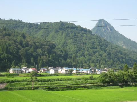 奥の山は、只見のマッターホルンこと
蒲生岳。途中下車して登ってみたいが、この区間は１日３往復のみ
この時間に降りてしまうと、明日まで列車は来ない・・・。