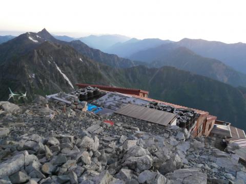 山頂に張り付くように建っている北穂高小屋