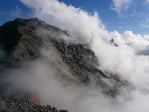 ガスが山にまとわりつくと迫力が増す