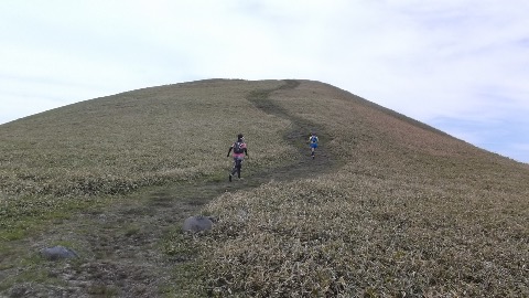 三峯山頂に向かってスパート！