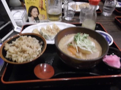 帰りは久しぶりに、大月駅前のかつらに立ち寄り、だご汁に大月餃子で乾杯！