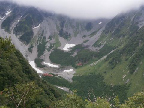 屏風の肩から涸沢方面を俯瞰　３０００m付近のガスは取れないが、素晴らしい景観