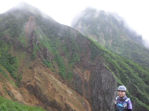 阿弥陀岳をバックに