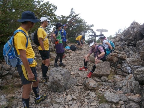 雷鳴が何度か鳴り響く中
無事仙水峠到着　大雨に合わぬよう　ここから北沢峠までは
軽くトレイルラン