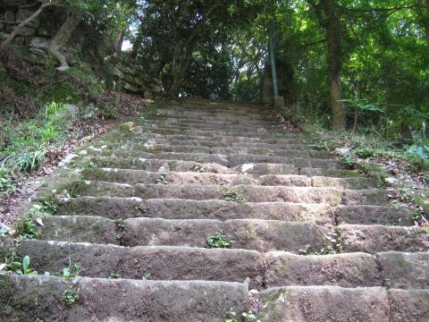 男坂を登る。