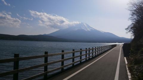 皆さんと合流、チェックインの後山中湖湖畔を１０キロジョグ　あまりの気持ちよさに眠気も吹き飛ぶ。時間があれば１周したかった。。って今回はUTMFの応援がメイン