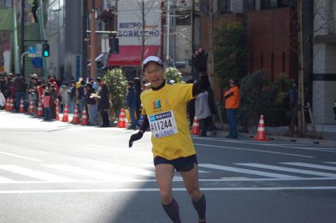 ２６キロ付近　ハリーさんが撮ってくださった写真　顔は笑っているが既に脚は終わりかけてしまっていた。