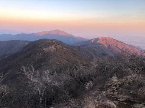 遥かに大山　今日往復でたどってきた稜線