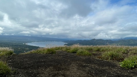 明神山から山中湖　今日は富士は雲の中