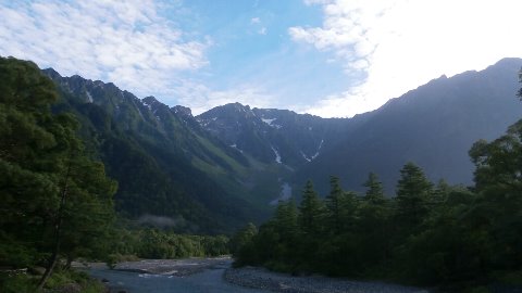 早朝の上高地　連休明けのためか　静寂