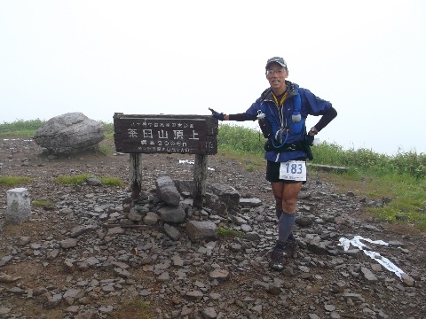 頻繁に続く泥沼トレイルにより、行程が著しく遅れる。９時１５分　２４キロ地点の標高２００６m　茶臼山山頂。　２７キロ地点の山本小屋まで、あと３キロ。関門は１０時。何とかぎりぎりで間に合いそう。