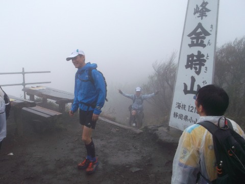 14時前、休憩込み４時間５０分かけて金時山に到着　視界ゼロ　初めて参加されたTroさん　お疲れ様でした。山頂は強風雨が吹き荒れる。