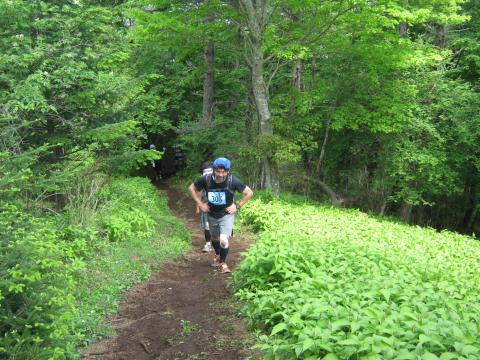 石割山を登るkenphshさん（湘南のサーファーでもある）
被災地のボランティア活動で多忙を極め
十分な練習ができなかったというが
汗だくになりながら、頑張っておられた