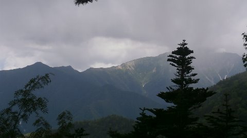 北岳山頂もガスの中