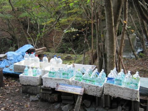 鍋割山登山道入り口には、ペットボトルに入った水道水がたくさん並んでいる。小屋の主人の呼びかけで、ボランティアで小屋まで水を歩荷してもらえる人をお願いしている。私も３本運んだことがある。因みに草野氏は、今でも１００キロ近い荷物を歩荷して１２００mの山頂まで担ぎ上げているという。一度だけ、登山道でその姿を目撃したが、言葉を失ってしまった。Mの方は是非５～６本位は運んでみては。