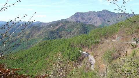 馬越峠から来し方と御座山をのぞむ