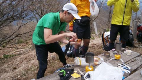 ビリケンンドック調理中　ひとり寂しく隣でカップラーメンをすすっていた青年にもおすそわけする、心優しきビリちゃんでした