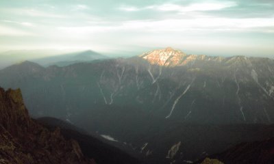 飛騨の名峰　笠ヶ岳　バックは影穂高？