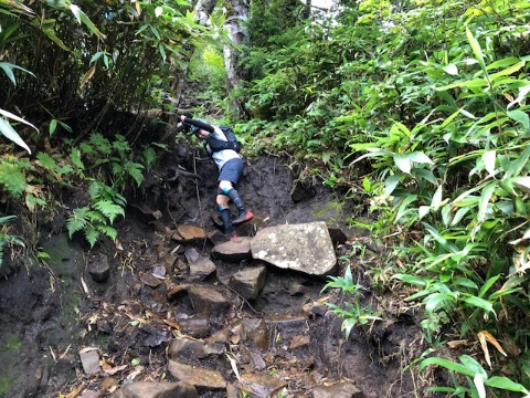 険しい急降下が続く