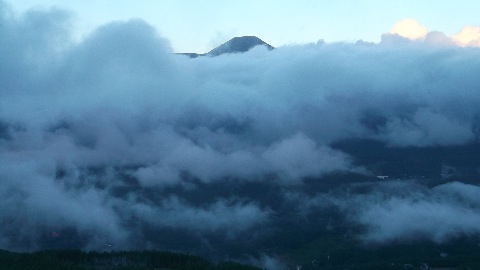 蓼科山が頭を見せる