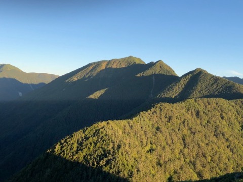 これよりたどる早川尾根。アップダウンが厳しい