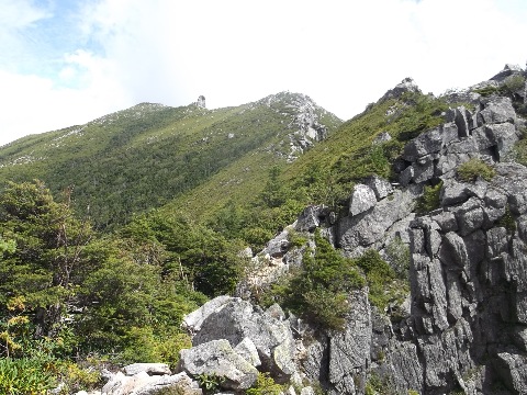 金峰山山頂が見えてきたが意外と時間がかかる