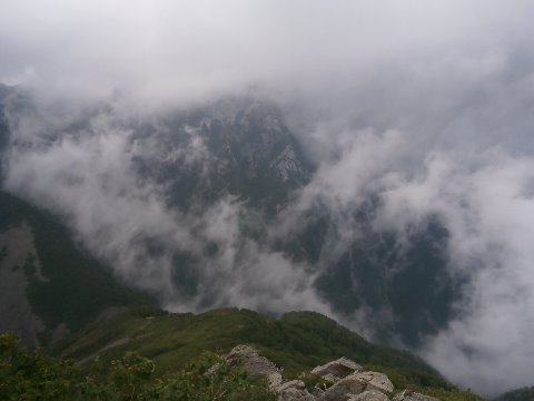 栗沢山に戻るとさっきまでガスに覆われて何も見えなくなってしまっていた甲斐駒ケ岳の姿がチラリと見え始める。もしかして甲斐駒ケ岳の雄姿を臨めるのではと期待して仙水峠に降りるコースに変更