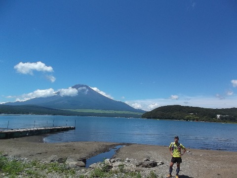 山中湖に降り湖畔を５キロほどロードでたどる。しかし暑い！
