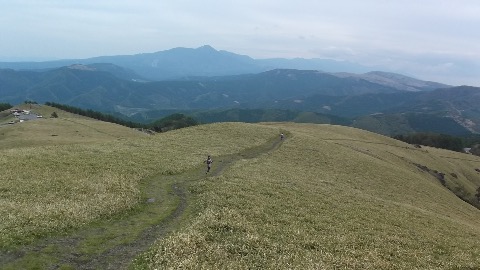 二人とも解き放たれた猛犬のごとく、すごいスピードで駆け下りる。自分は足がいうことを聞かずゆるゆると追いかける。