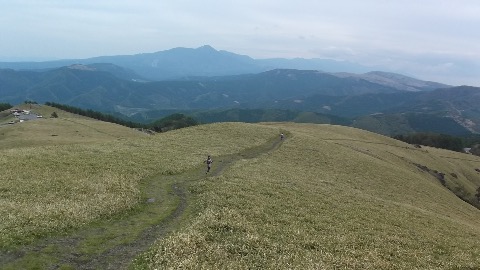 二人とも解き放たれた猛犬のごとく、すごいスピードで駆け下りる。自分は足がいうことを聞かずゆるゆると追いかける。