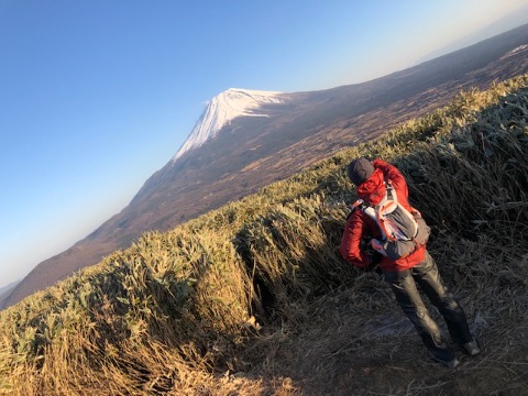 龍ヶ岳から黄昏の富士　風が強い