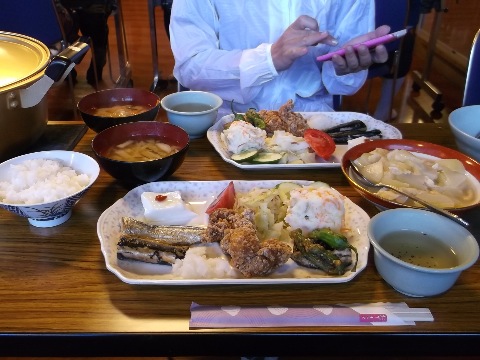 硫黄岳山荘の夕食　自家製野菜が豊富