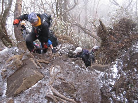 山頂直下、急な岩場も現れる