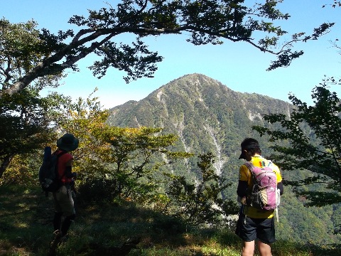 臼が岳にてこれから登る蛭が岳をのぞむ