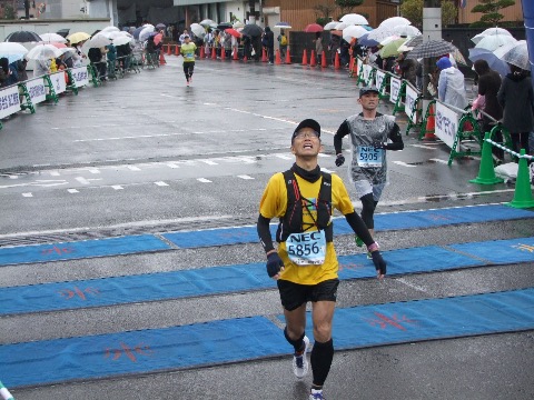 降りしきる雨で全身冷え切ってしまった。薄いヤッケだけでも身につけておくべきだったか。ゴールの瞬間は無事に帰還できたことで強い安堵の気持ちが。しかし出し切った感は皆無。