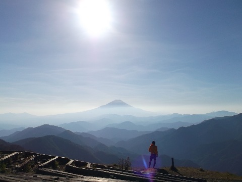 塔ノ岳山頂にてたそがれる気まぐれさん