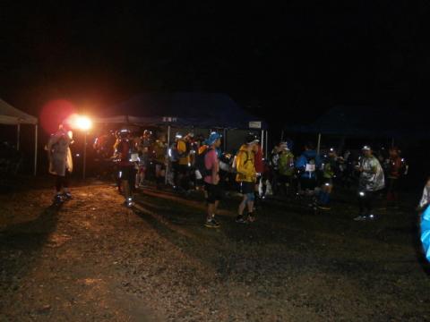 午前４時頃、３０キロの第一関門・・雨に濡れて　ここでオニギリをいただく