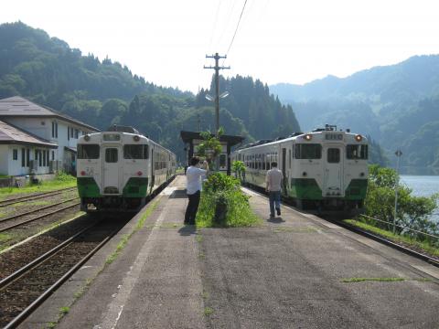 JR只見線　会津川口駅にて列車交換